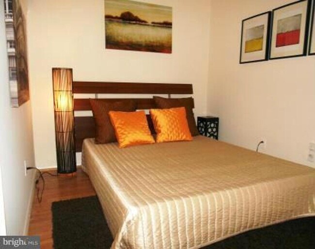 Building Photo - Fantastic location! Great Large Studio for...