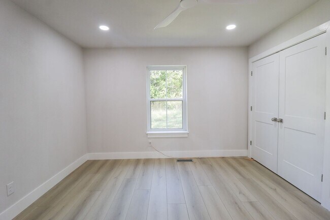 Building Photo - 4 Bed | 3 Bath on Keystone Lake!