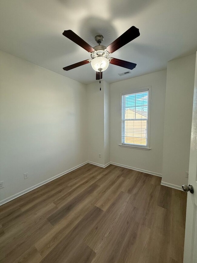 Building Photo - Nice 2 bedroom, 2.5 bath townhouse