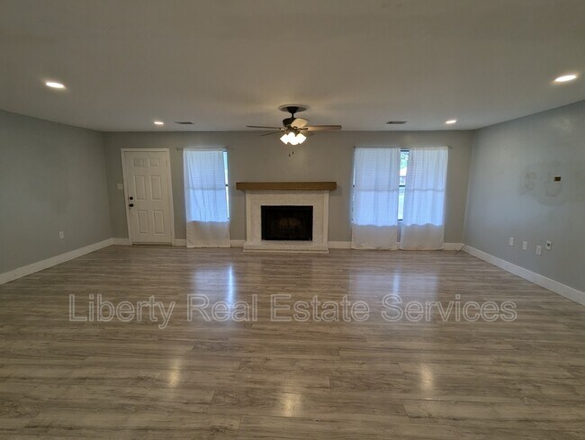 Building Photo - 600 Thornwood Way