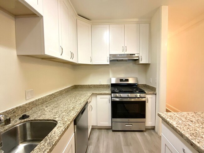 Building Photo - UPDATED 1BR! DISHWASHER! HARDWOOD! Laundry On-Site