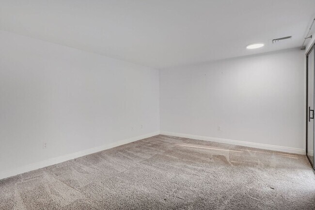 Building Photo - SPACIOUS 2Bd/1BA Condo- Cap Hill Neighborhood! Available NOW!