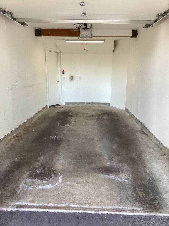 Building Photo - Charming Edmonds Condo with Two Garages an...