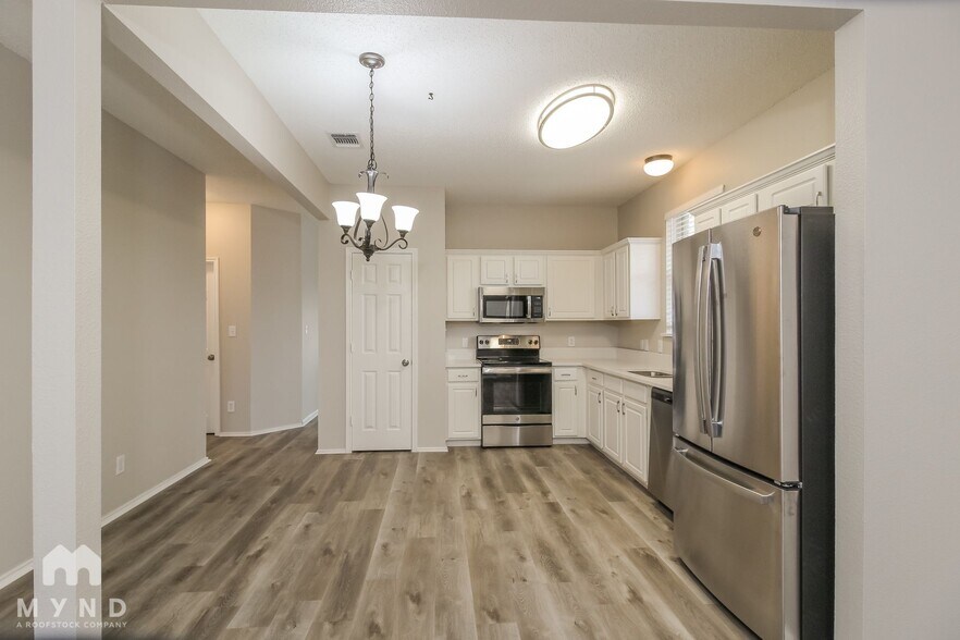 Building Photo - 3941 Overlake Dr