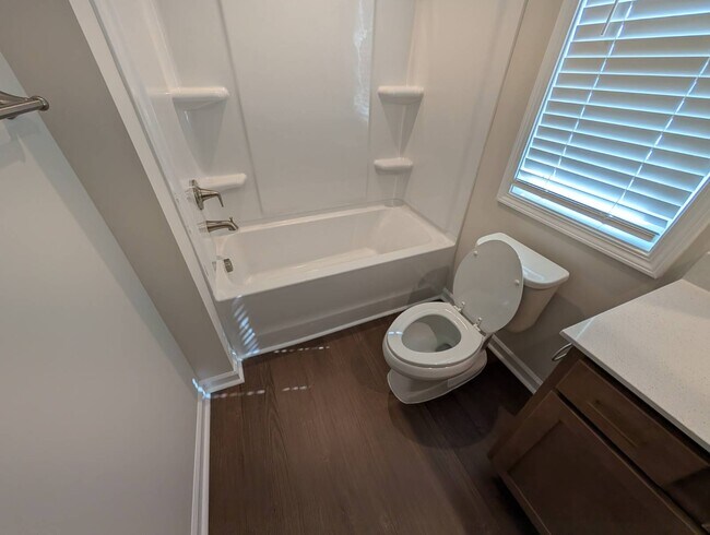 Building Photo - 985 Tess St