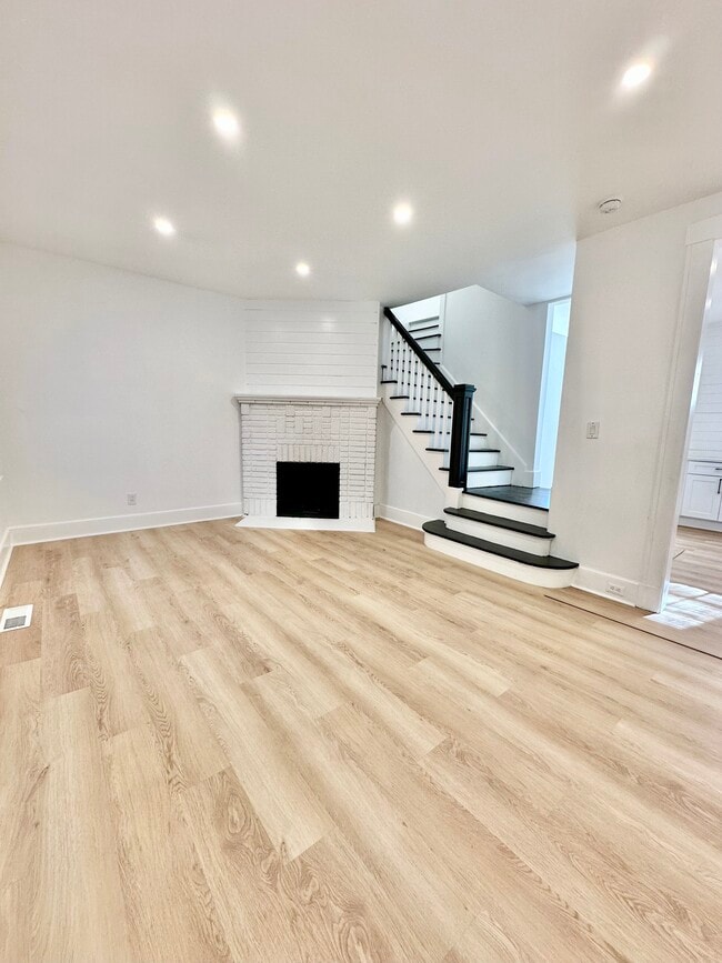 Building Photo - 23 Beecher Pl