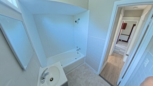 Building Photo - 4 Bedroom 2-Story Duplex - Avail Now!