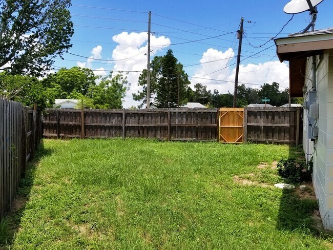 Building Photo - ~3/1~Sherman Ave~Cute home with fenced bac...