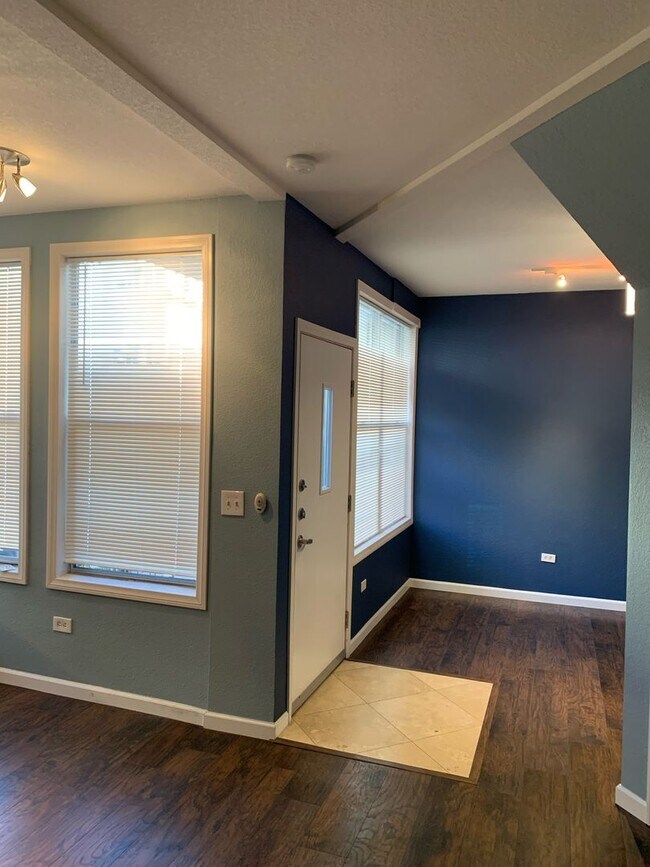 Building Photo - Dual Master 2 Bed 2.5 Bath - Walk-up townhouse at Atria!