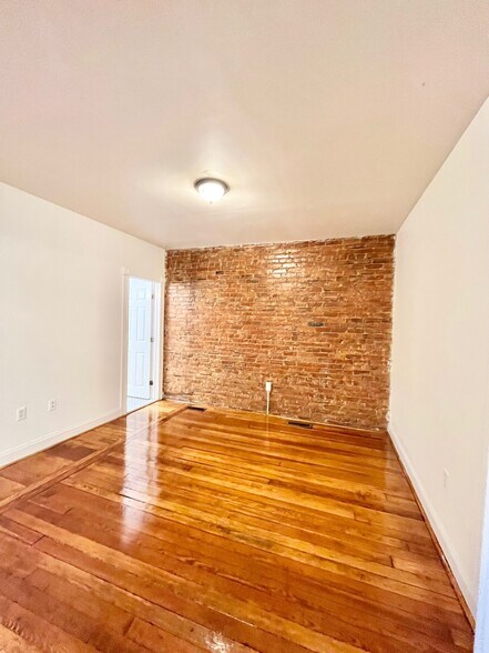 Building Photo - 35 Adamson St