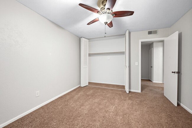 Building Photo - 810 Bellevue Rd