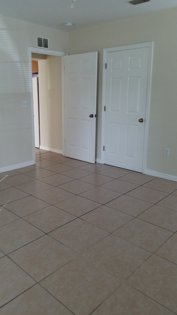Building Photo - 1 Bedroom 1 Bath duplex
