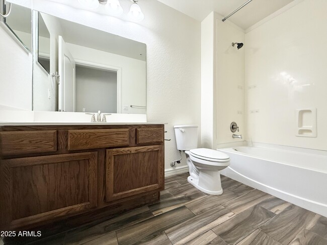 Building Photo - 1456 E 9th St