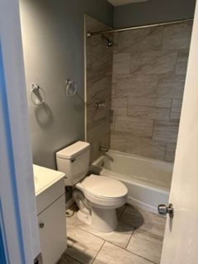 Building Photo - Beautiful 3 Bedroom 2 Bath Duplex!