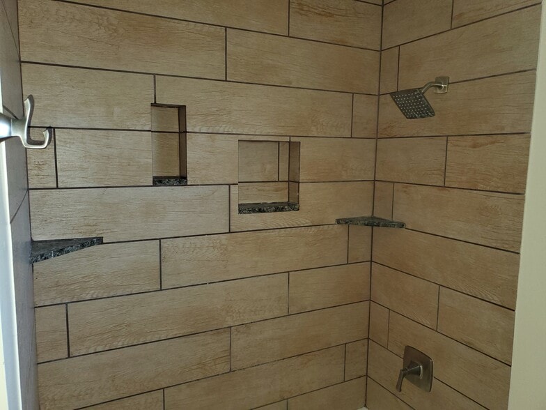 Building Photo - 421 N Ditmar St