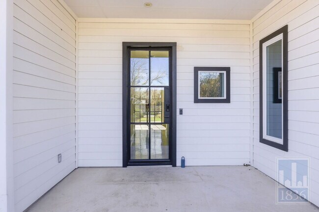 Building Photo - 4701 Sara Dr