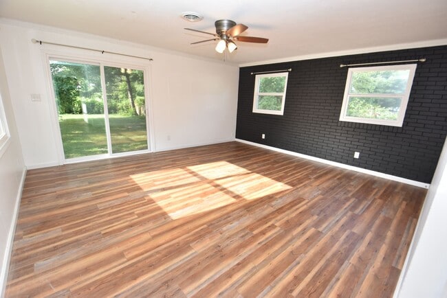Building Photo - 4 bedroom 2 bath home close to UP Mall
