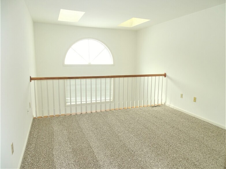 Building Photo - 6441 Lincoln Ct
