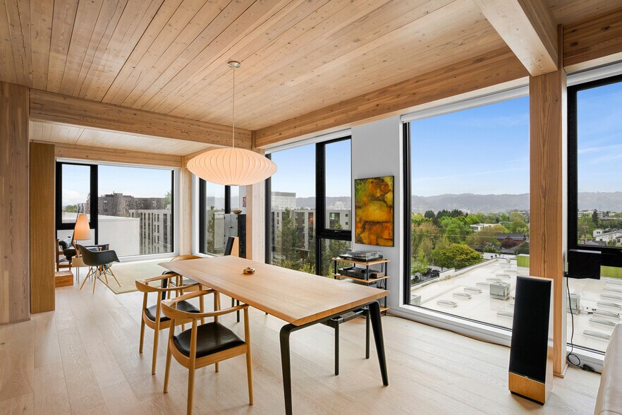 Building Photo - 12 NE Fremont St