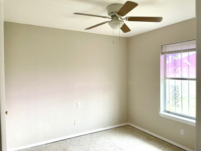 Building Photo - 6905 Sun Dr