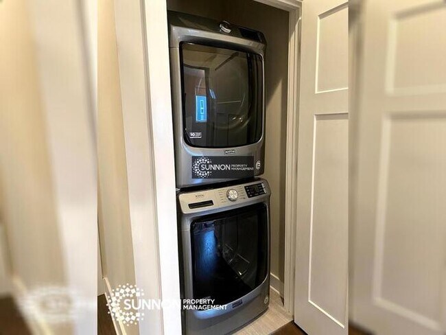 Building Photo - Modern 2 BR 2.5 BA Townhome with Rooftop D...