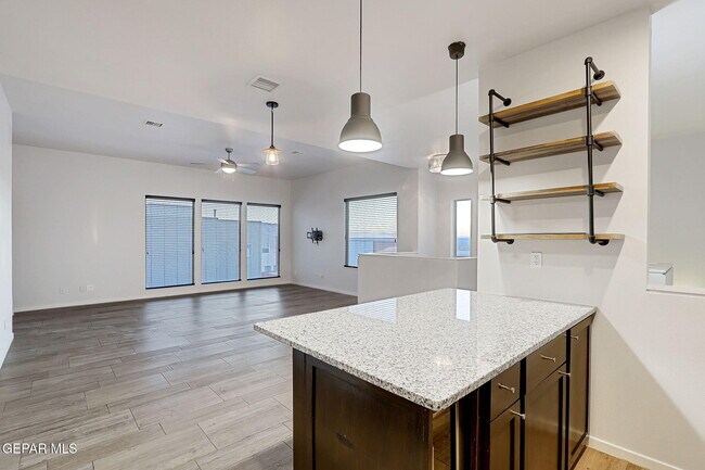 Building Photo - 4016 Camelot Heights Dr