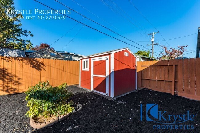 Building Photo - Beautifully updated home with solar panels...