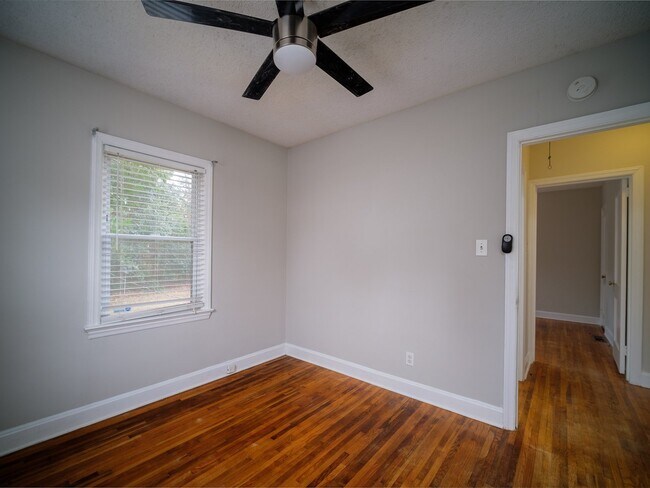 Building Photo - "Charming 3-Bedroom Home with Gleaming Hardwood Floors & 2 Full Baths in Prime Charlotte Location!"