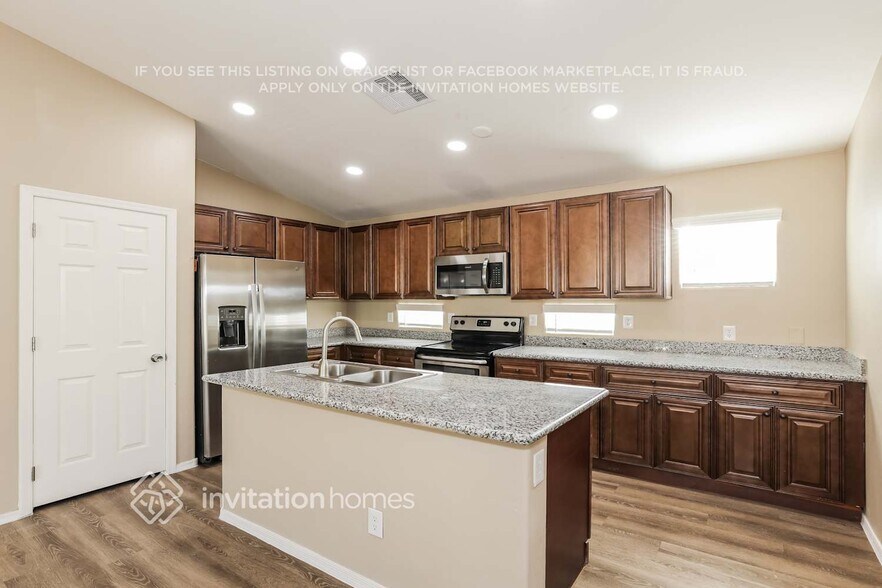 Building Photo - 2546 S 114th Ln