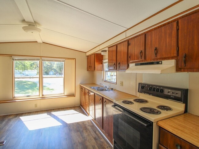 Building Photo - Updated 2BR/1BA Trailer in Muscle Shoals –...