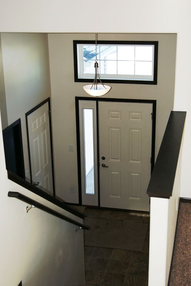 Building Photo - 4 Bed 3 Bath Single Family Home