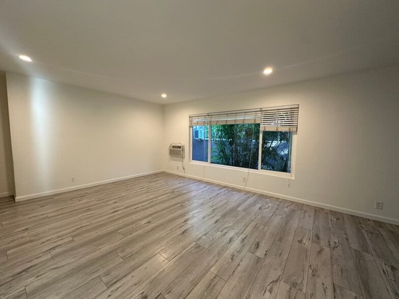 Building Photo - 7555 De Longpre Ave