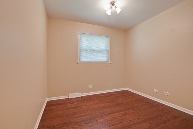 Building Photo - 648 N Greenview Ave