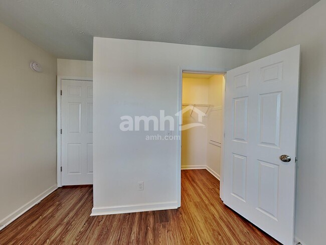 Building Photo - 2114 Debbie Ln