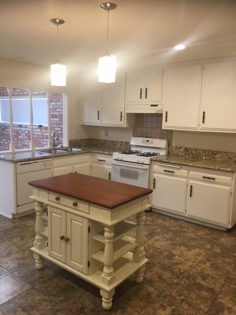 Building Photo - Single story 4/2bath home with large patio...