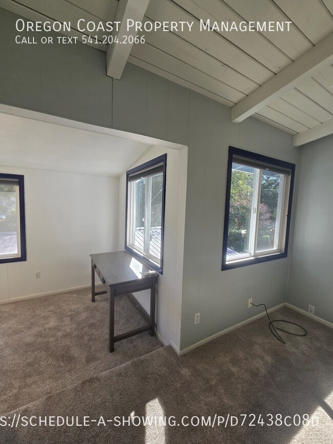 Building Photo - 2826 NW Oar Ave