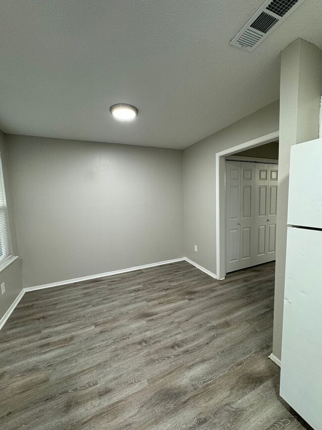 Building Photo - 2 bedrooms 1.5 bath townhome