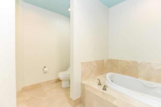 Building Photo - 231 Riverside Dr