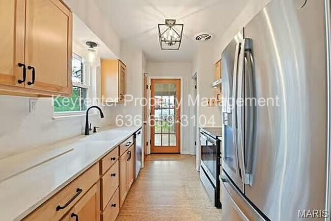 Building Photo - Spacious Updated 3-Bedroom Home in Prime Location