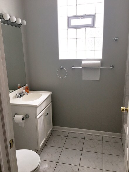 Bath - 1927 N Sawyer Ave