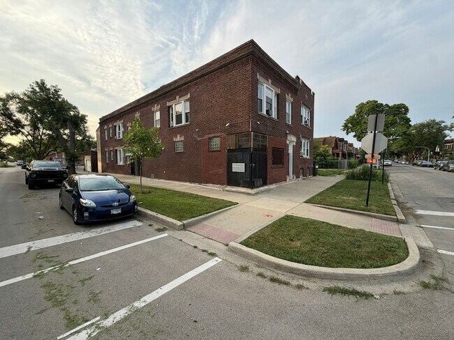 Building Photo - 6503 S Hermitage Ave