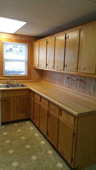 Kitchen - 30 Hill Top Dr