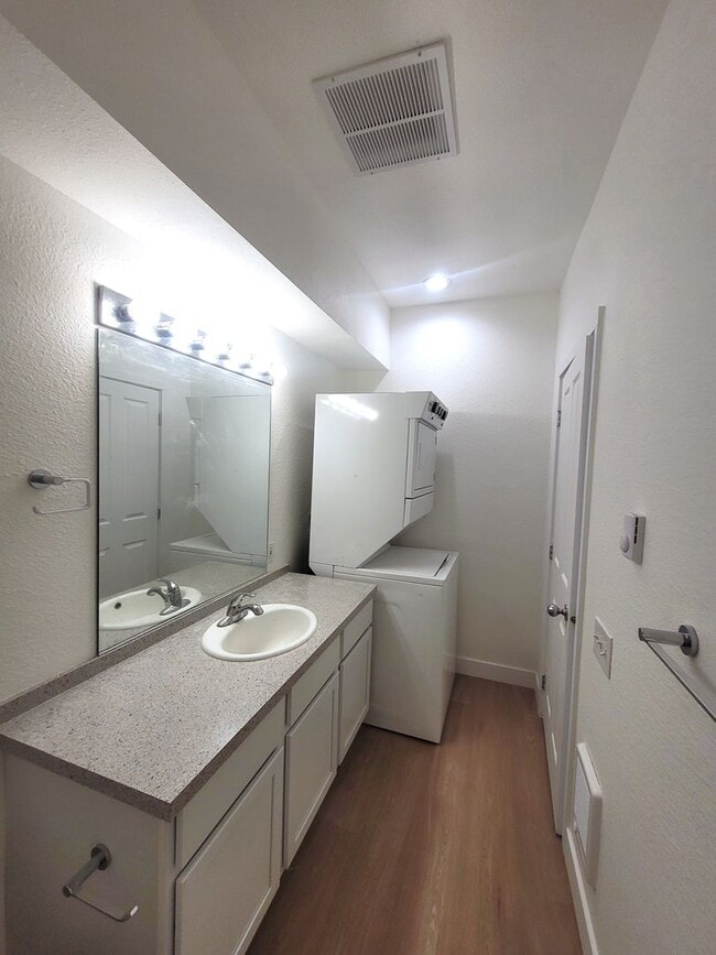 Building Photo - Spacious and Updated 1 Bedroom - H street 2C