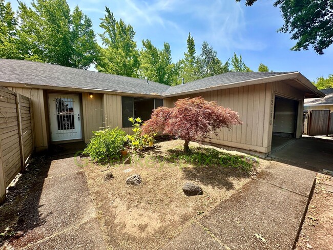 Building Photo - Gorgeous 4 Bedroom 2 Bath with Fully Fence...