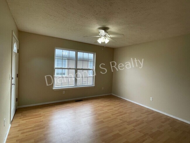 Building Photo - 3 Bedroom Duplex Available!