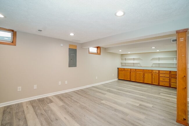 Building Photo - 5037 Shady Oak Dr