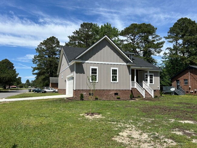 Building Photo - Stunning New Build 3 bedroom 2.5 Bath Home...
