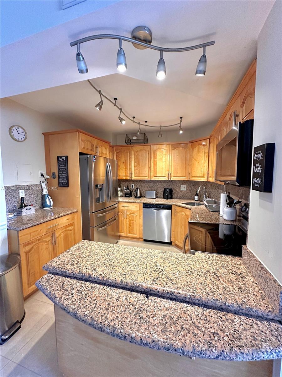 Building Photo - 300 Bayview Dr