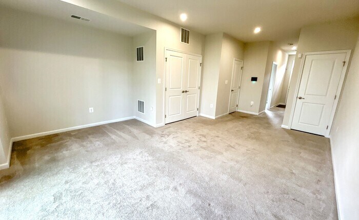 Building Photo - 502 River Crest Way