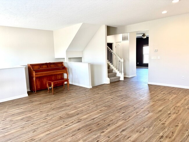 Building Photo - Don't miss out on this great 3 bed 3.5 bath townhouse with tons of amenities!